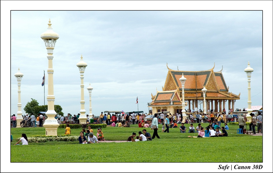 2006 - 07 - Phnom Penh - Place du palais royal 05